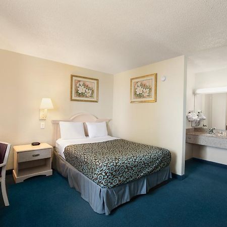 Days Inn Pensacola North Ferry Pass Экстерьер фото