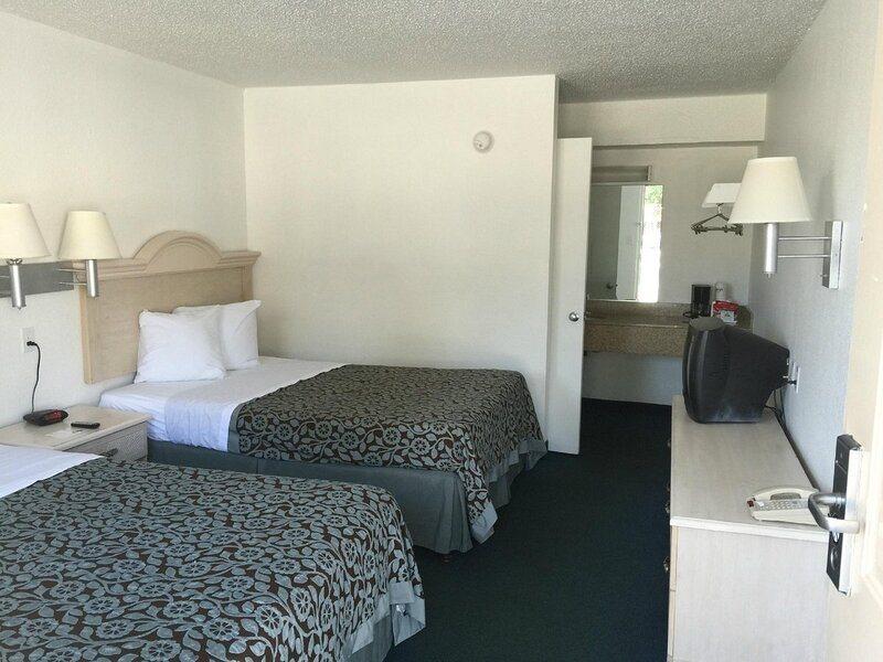 Days Inn Pensacola North Ferry Pass Экстерьер фото