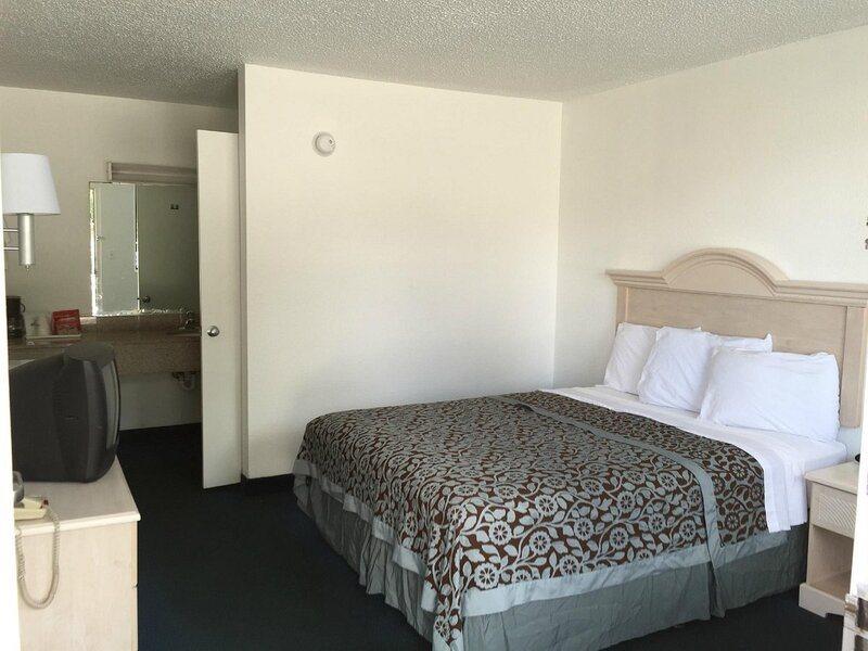 Days Inn Pensacola North Ferry Pass Экстерьер фото