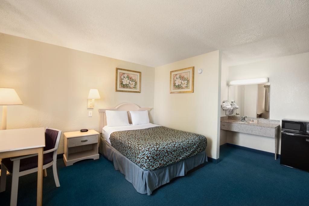 Days Inn Pensacola North Ferry Pass Экстерьер фото