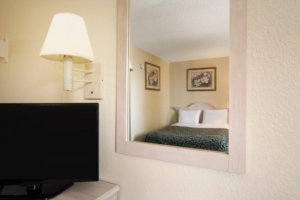 Days Inn Pensacola North Ferry Pass Экстерьер фото