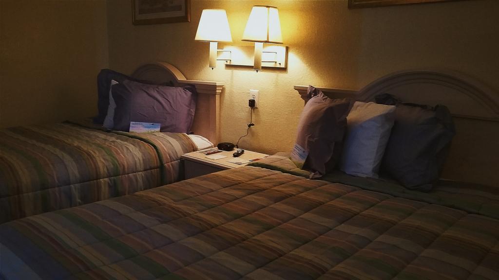 Days Inn Pensacola North Ferry Pass Экстерьер фото