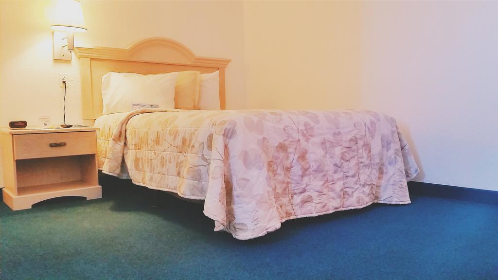 Days Inn Pensacola North Ferry Pass Экстерьер фото